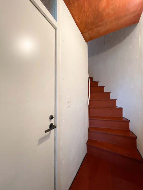 曲がって登って 202の内観