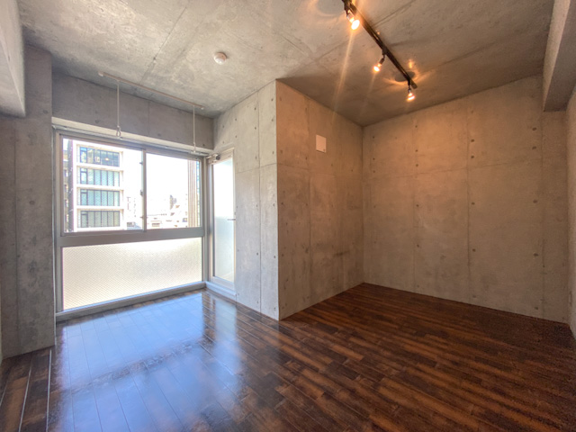 十字形のデザイナーズルーム 702の内観