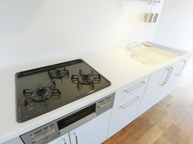 全てを見通して 303の内観