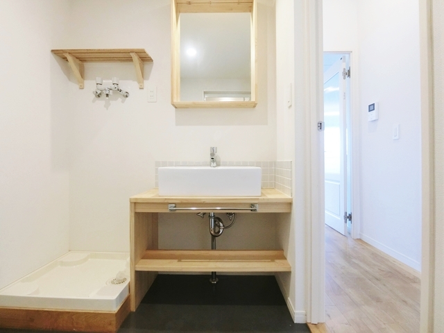 全てを見通して 303の内観