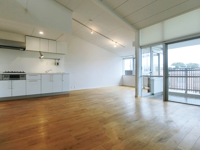 全てを見通して 303の内観