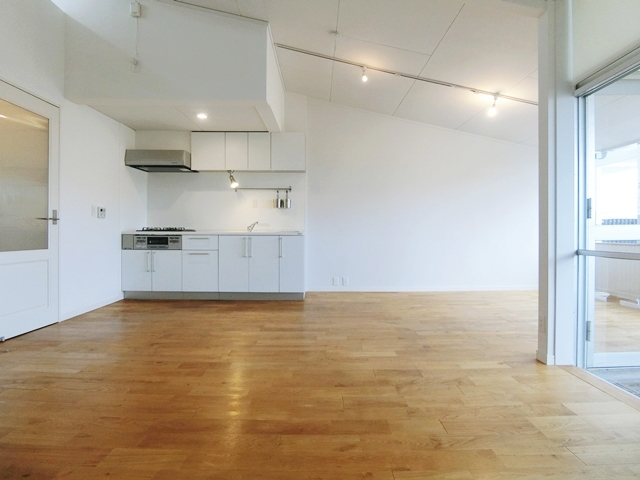 全てを見通して 303の内観