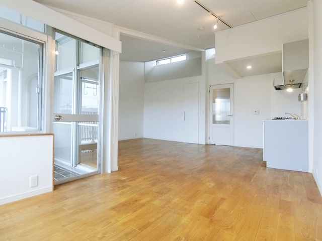 全てを見通して 303の内観