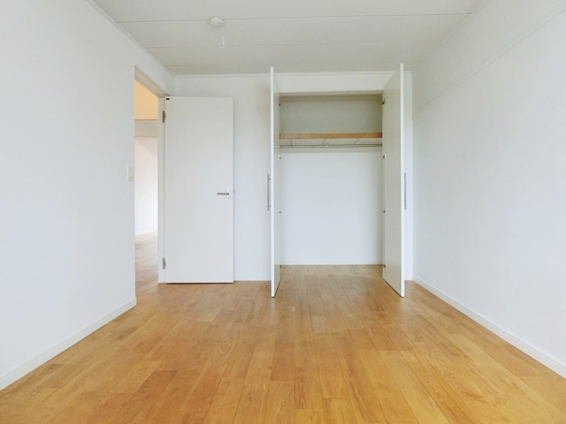 全てを見通して 303の内観