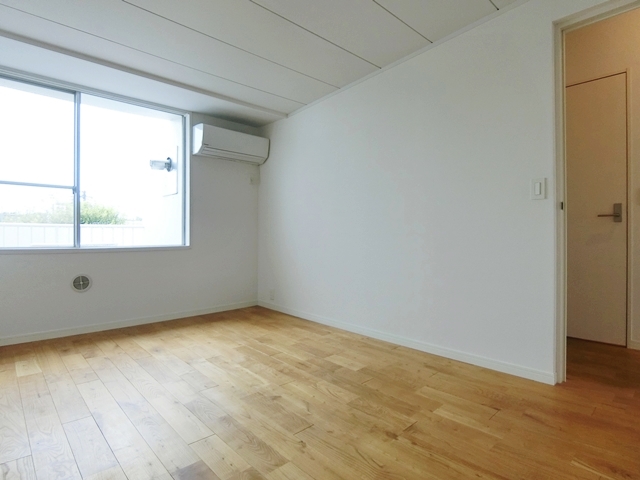 全てを見通して 303の内観