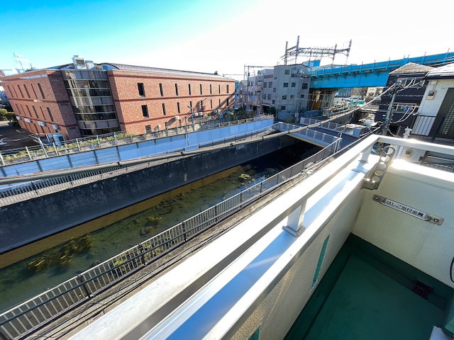 ターコイズブルーが目印 301の内観