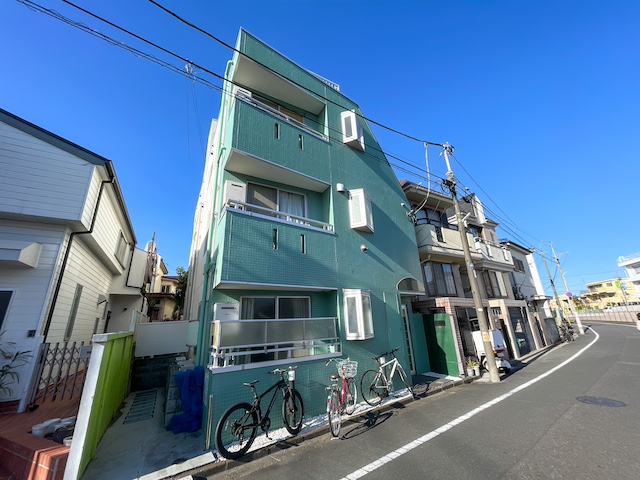 ターコイズブルーが目印 301の内観