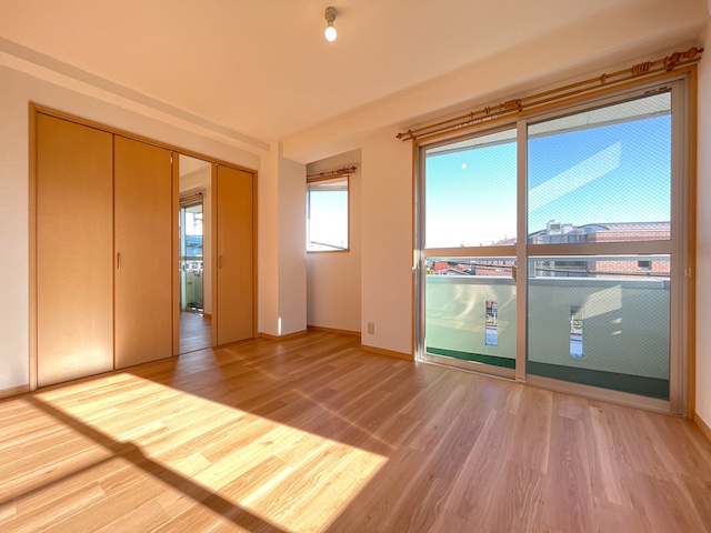 ターコイズブルーが目印 301の内観