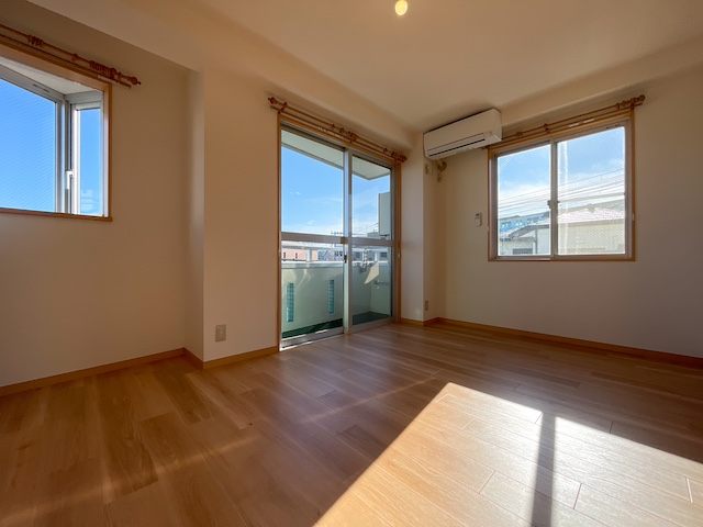 ターコイズブルーが目印 301の内観