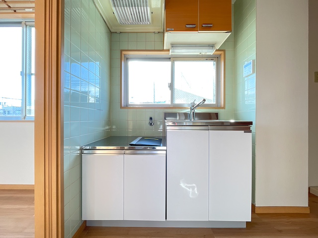 ターコイズブルーが目印 301の内観