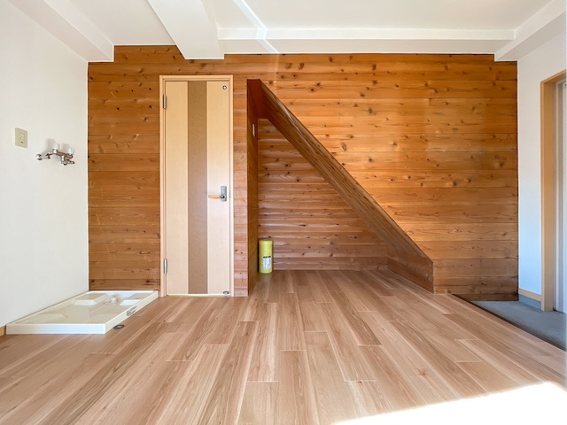 ターコイズブルーが目印 301の内観