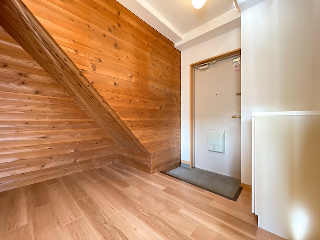 ターコイズブルーが目印 301の内観