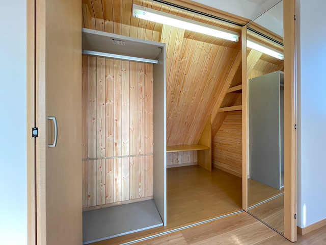 ターコイズブルーが目印 301の内観