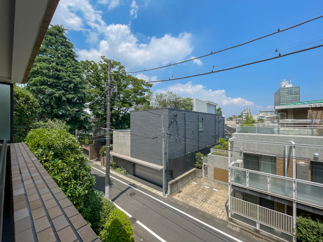 離宮のように厳かに 204の内観