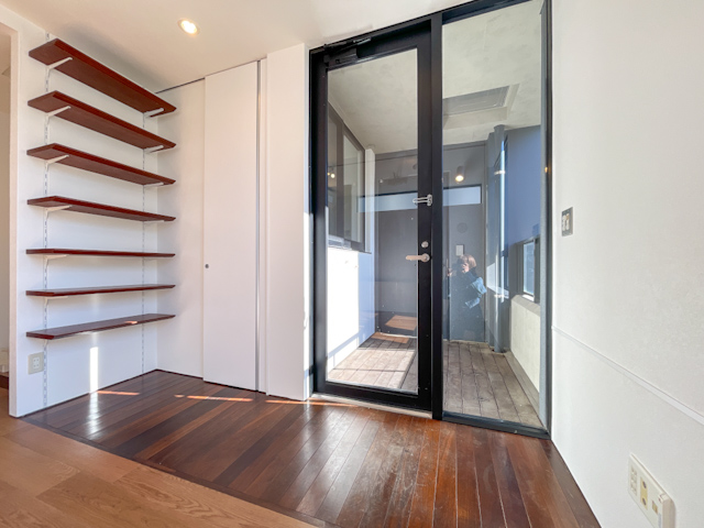 日差しと共に 302の内観