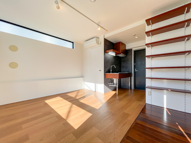 日差しと共に 302の内観