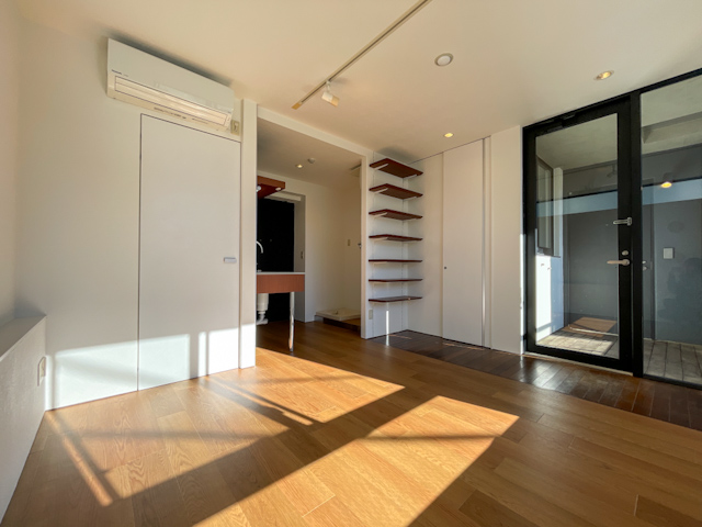 日差しと共に 302の内観