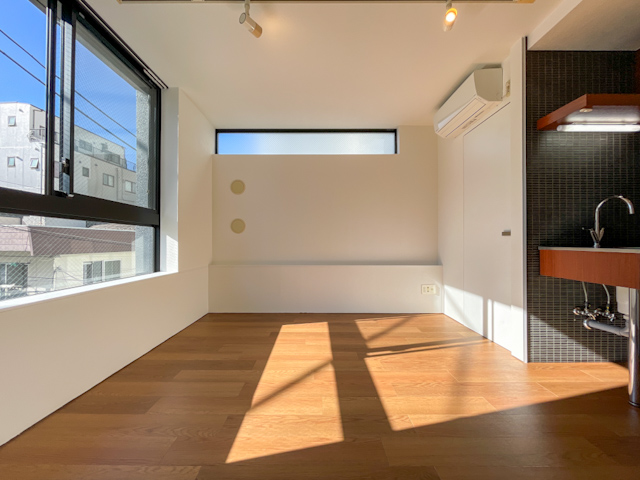 日差しと共に 302の内観