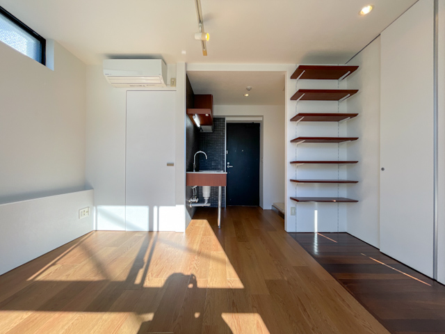 日差しと共に 302の内観