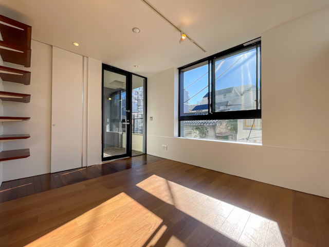 日差しと共に 302の内観