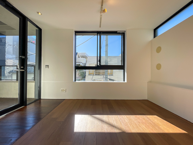 日差しと共に 302の内観