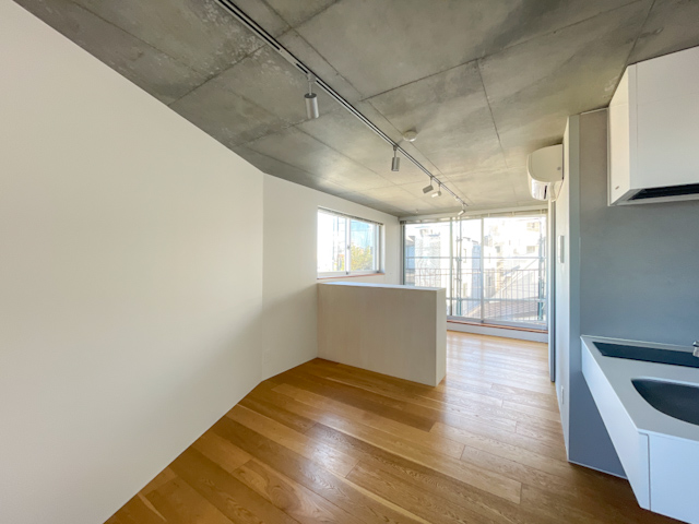 鋭角を魅せる 404の外観