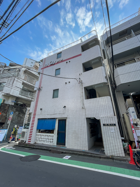 赤と茶色とレトロ 501の内観