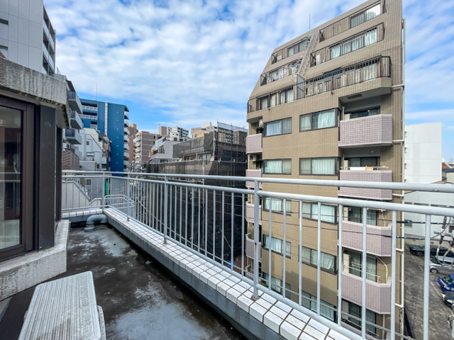 赤と茶色とレトロ 501の内観