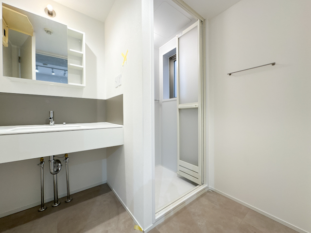 横長のシルエット 102の内観