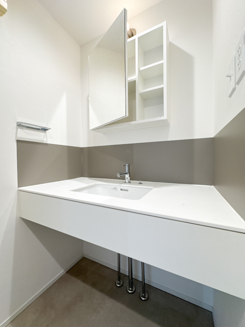 横長のシルエット 102の内観