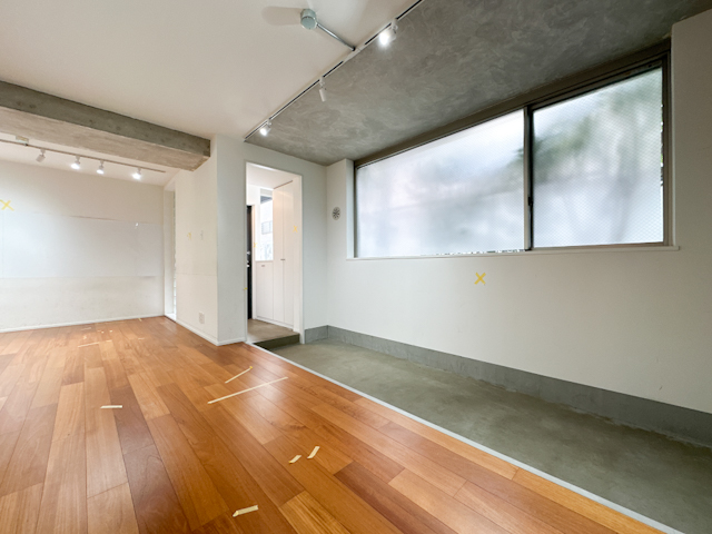 横長のシルエット 102の内観