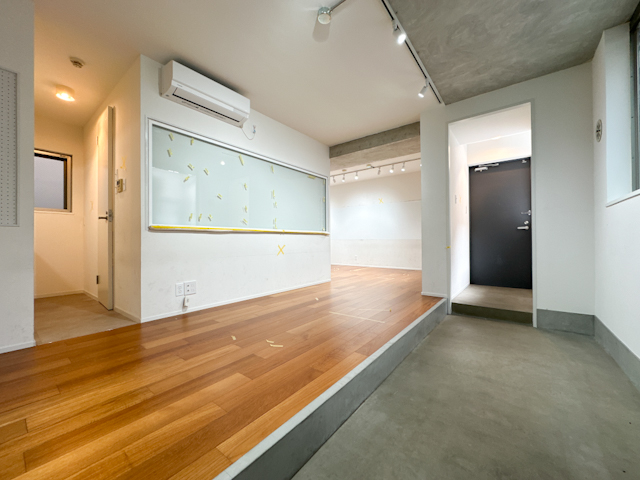 横長のシルエット 102の内観