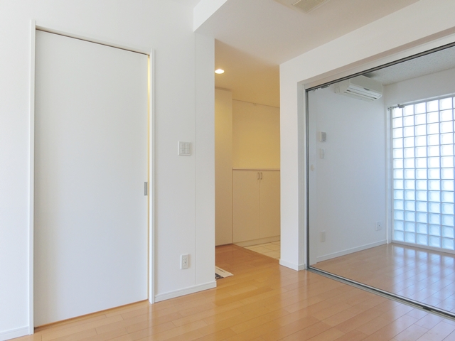 ガラスの防音室 205の内観