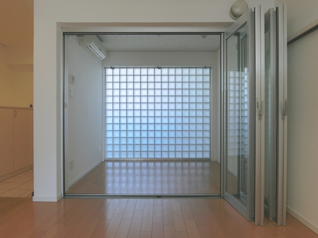 ガラスの防音室 205の内観