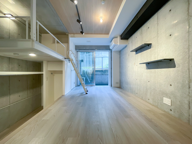 凹凸基地 105の内観