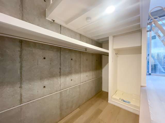 凹凸基地 105の内観