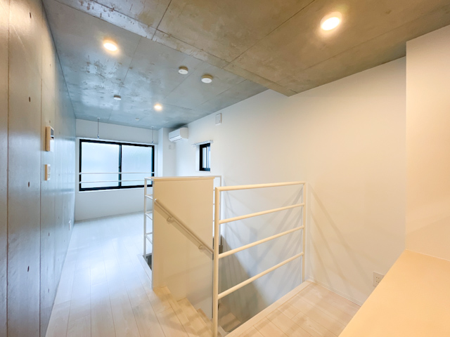 淡いメゾネット暮らし 101の内観