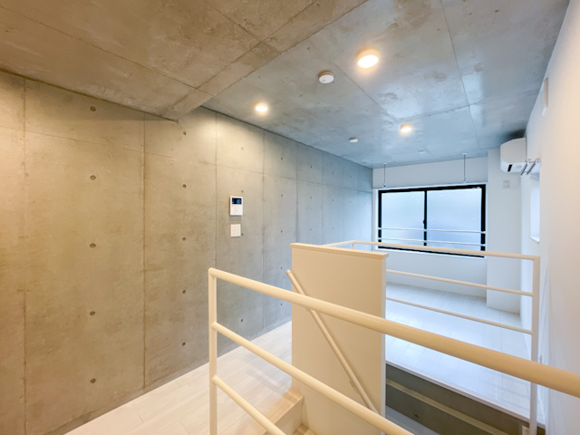 淡いメゾネット暮らし 101の内観