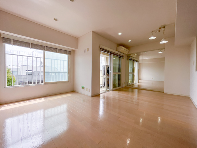 淡く白く彩る 305の内観