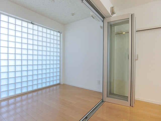 ガラスに包まれた防音室 305の内観