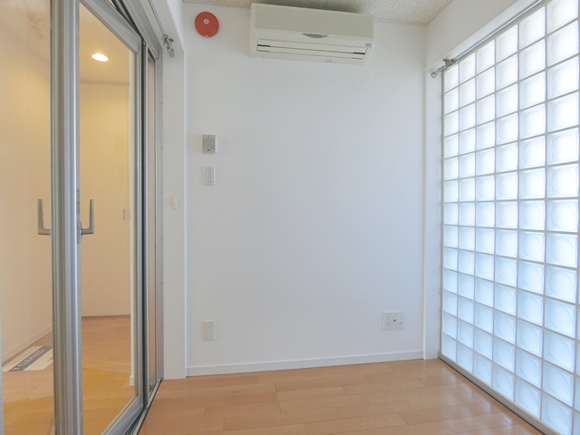 ガラスに包まれた防音室 305の内観