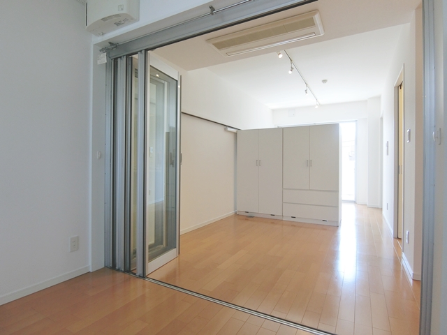 ガラスに包まれた防音室 305の内観