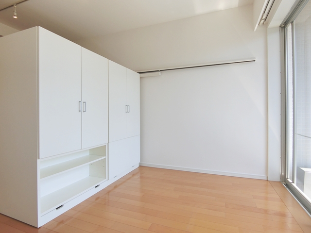 ガラスに包まれた防音室 305の内観