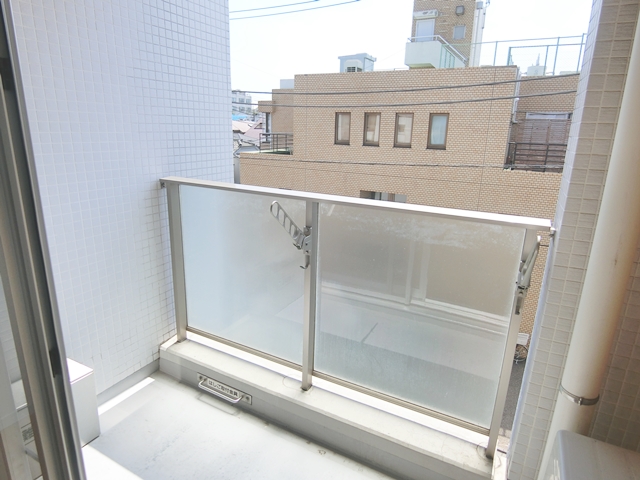 ガラスに包まれた防音室 305の内観