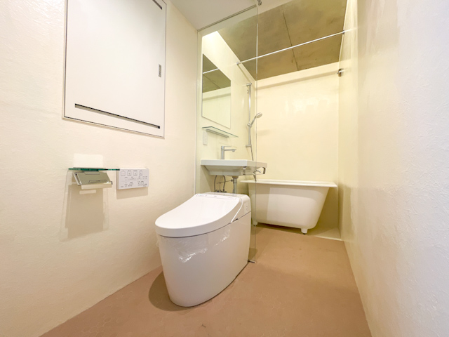 土間と緑の借景とともに 303の内観