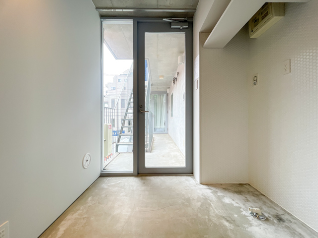 土間と緑の借景とともに 303の内観