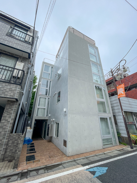 土間と緑の借景とともに 303の内観