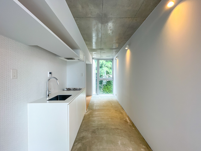 土間と緑の借景とともに 303の内観