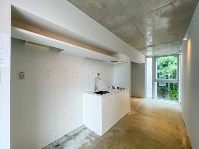 土間と緑の借景とともに 303の内観