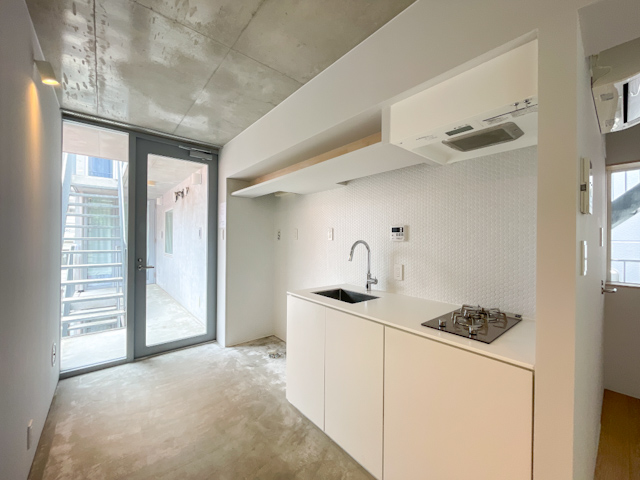 土間と緑の借景とともに 303の内観